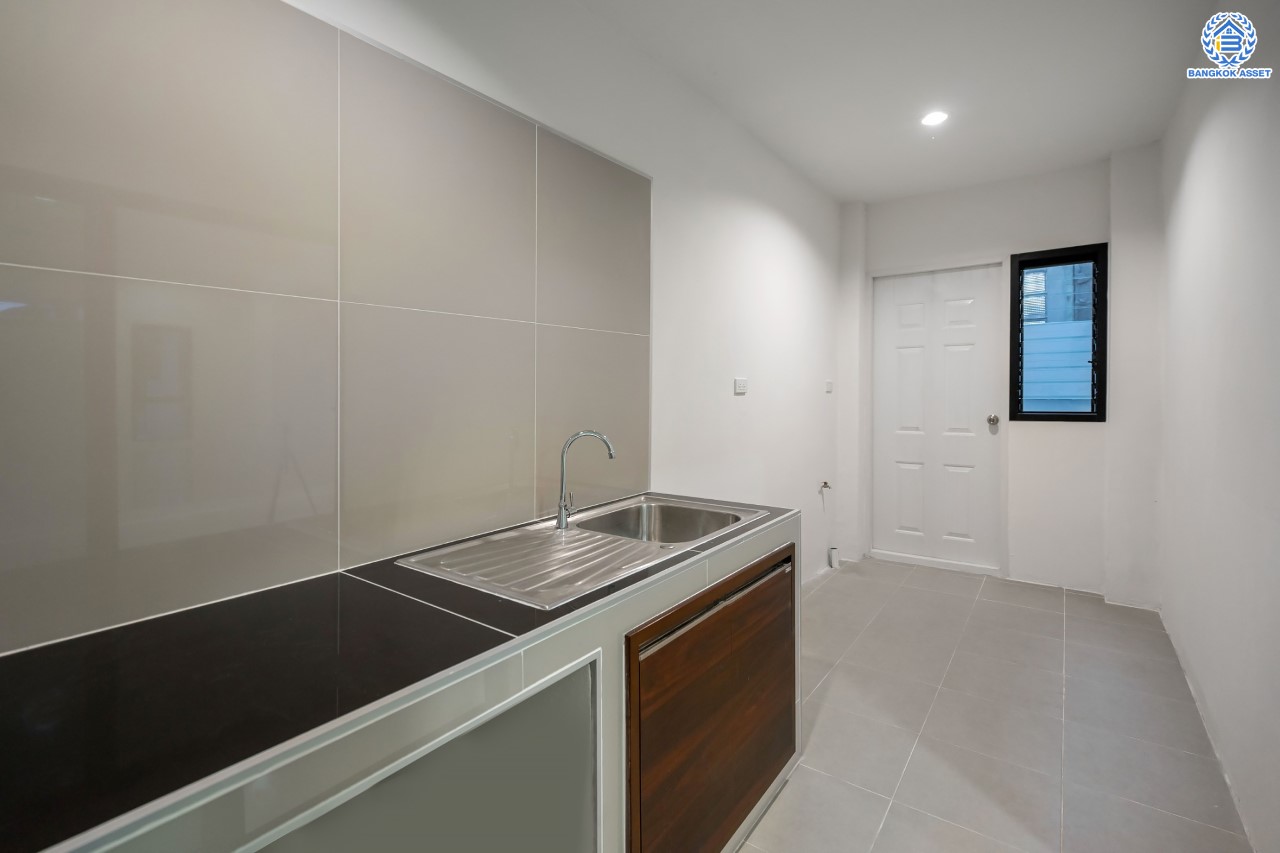 ทาวน์เฮ้าส์มือสองนนทบุรี ม.สรานนท์ ติวานนท์-ปากเกร็ด ทาวน์เฮ้าส์ 3ชั้นครึ่ง หลังมุม เนื้อที่ 26 ตร.ว. ฟังก์ชัน 4 ห้องนอน 3 ห้องน้ำ จอดรถได้ 1 คัน พร้อม Living Room กว้างขวาง บนทำเลติดถนนติวานนท์ ใกล้เซ็นทรัลแจ้งวัฒนะ รถไฟฟ้าสายสีชมพู "สถานีปากเกร็ด" และทางด่วน "ศรีรัช"...